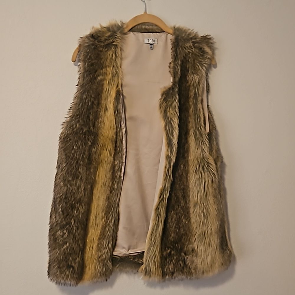 TOBI WOMAN FAUX  FUR VEST SIZE M